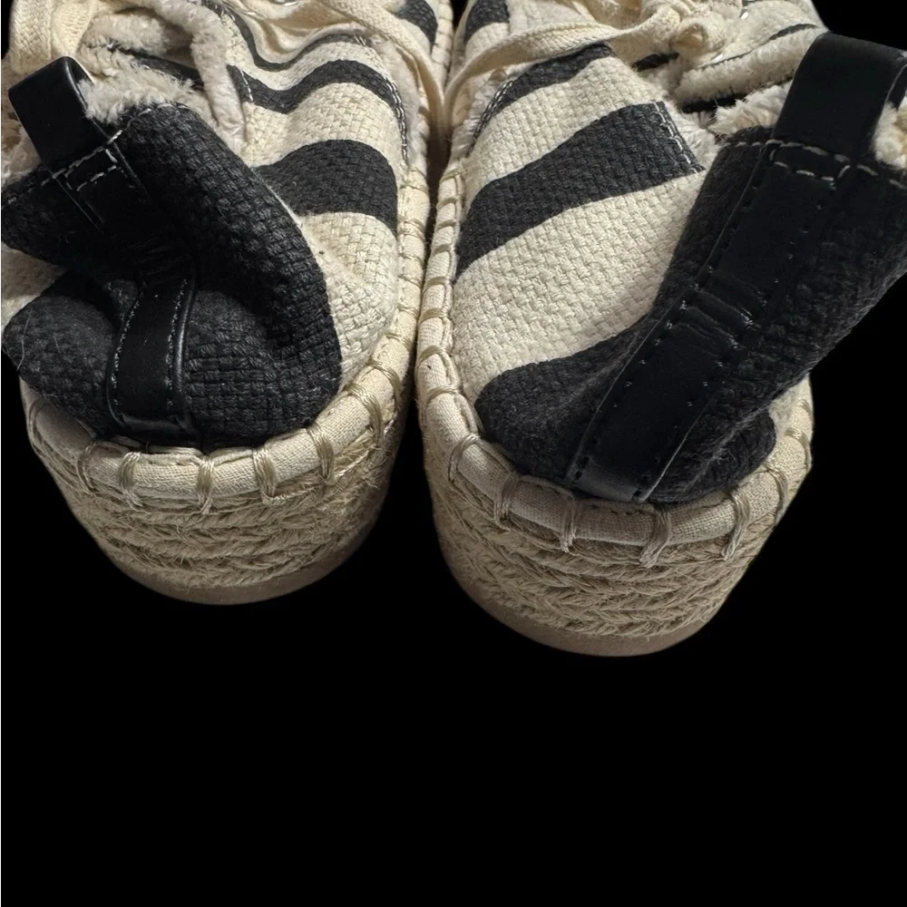 DV Close Toed Black Cream Striped Espadrilles w Platform and Laces Size 6.5 ws17